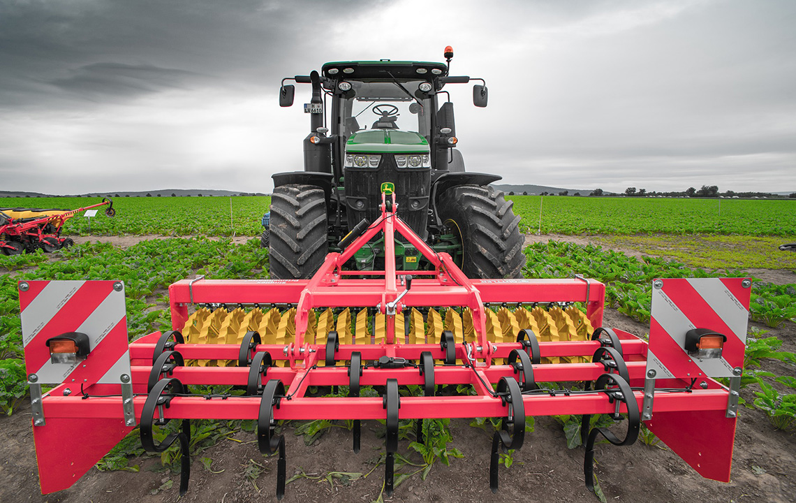 Traktor mit Pflug Bestand hafer