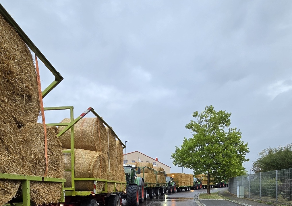Gemeinsam helfen: Hilfskonvoi aus dem Landkreis Gotha bringt Stroh nach Bad Liebenstein