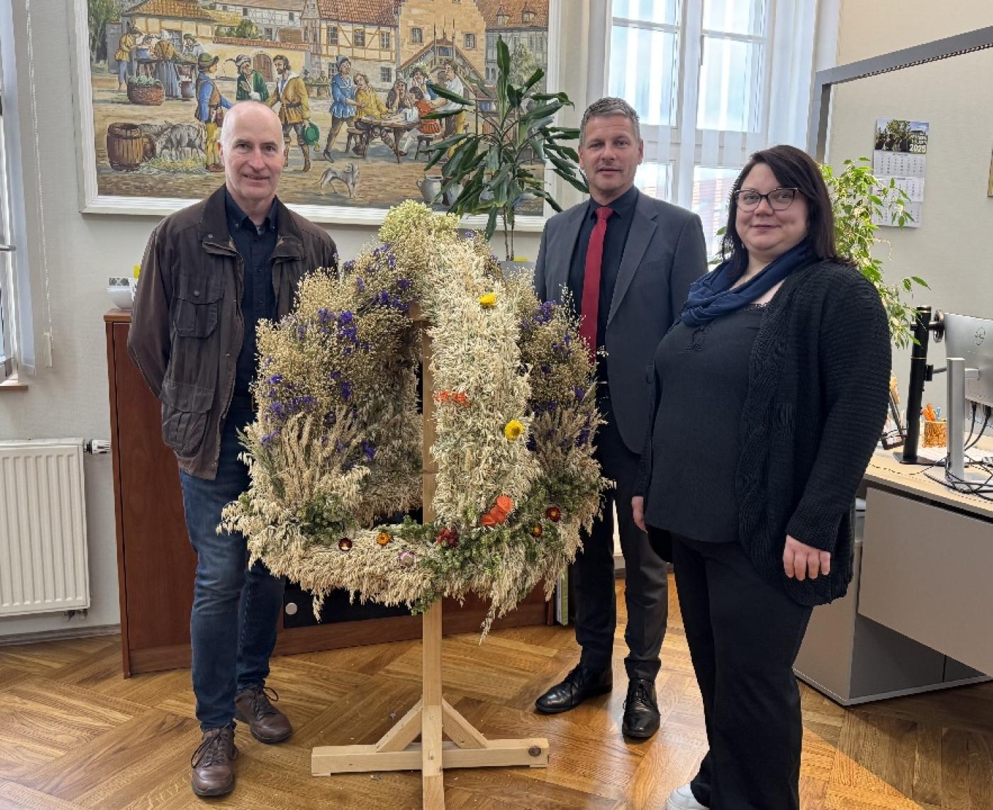 Erntekrone an Bürgermeister übergeben: Landeserntedankfest in Bad Frankenhausen ausgewertet