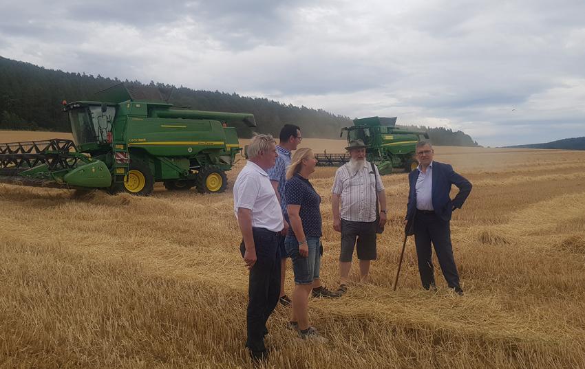 Auf dem Feld (v.l.): Dr. Dieter Franz (Referatsleiter TLLLR), Florian Andersek (Vorsitzender KBV Eisenach/Bad Salzungen), Nicole Lombardi (Geschäftsführerin der Krug und Partner GmbH), Bernd Apfel (Vorstand KBV Eisenach/Bad Salzungen) und Landrat Reinhard Krebs 