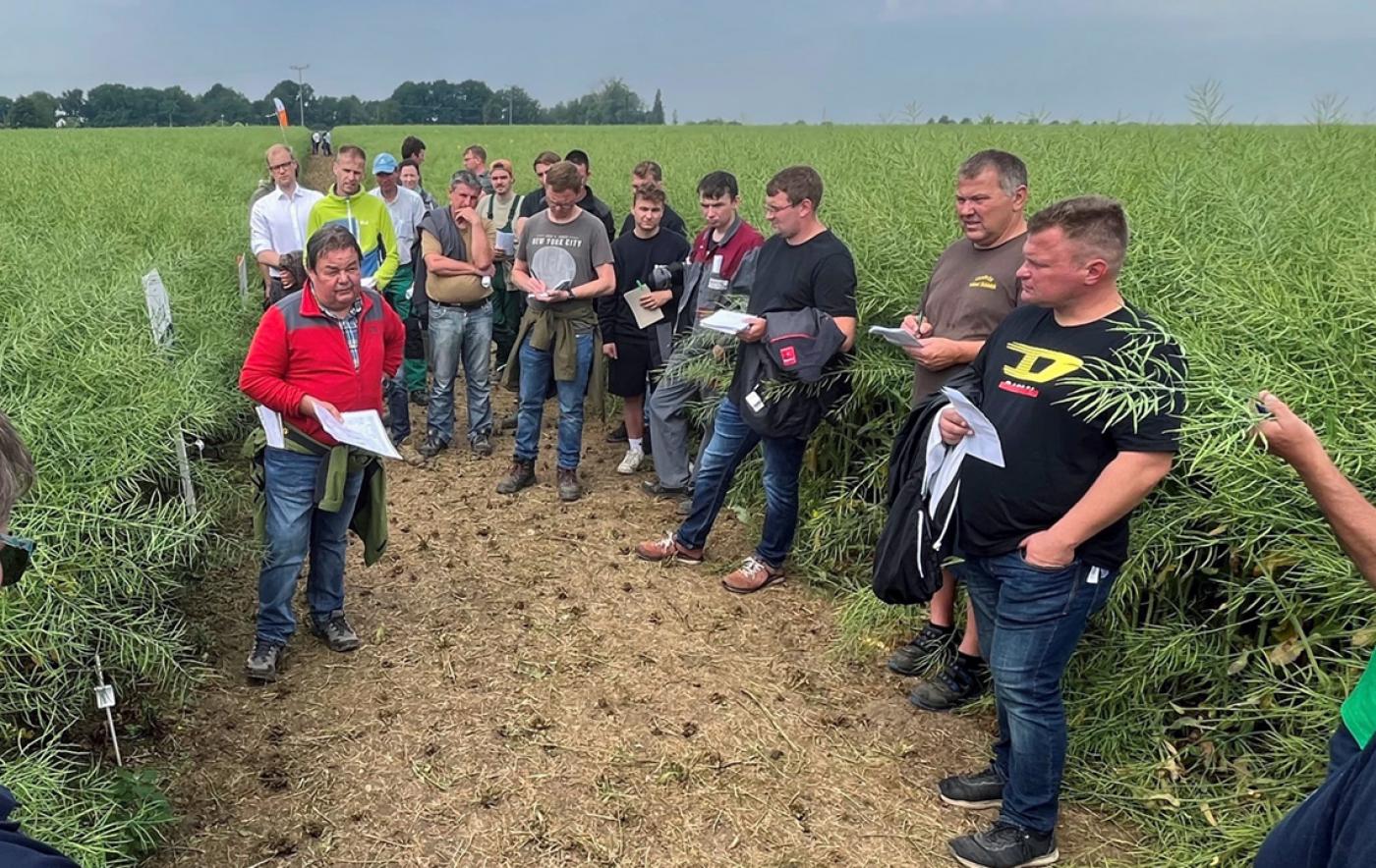 Dr. Uwe Jentsch von der Thüringer Landesanstalt für Landwirtschaft und ländlichen Raum (TLLLR) (links, in der roten Jacke), informiert die Teilnehmenden. 