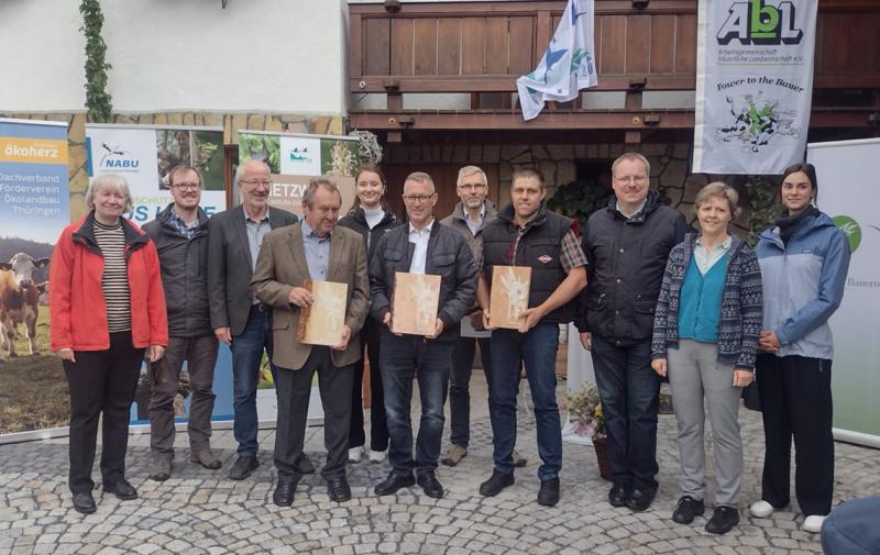 Ehrung der diesjährigen Gewinner mit der Auszeichnung „Natura 2000-Landwirte“. (v. l.): Beate Kunnen, Thüringer Ministerium für Infrastruktur und Landwirtschaft; Sebastian König, BUND Thüringen; Dr. Hans-Jürgen Schäfer, Thüringer Ministerium für Umwelt, Energie und Naturschutz; Gerhard Schmidt, Landwirt; Stefan Heßler, Agrargenossenschaft Weißensee e.G.; Martin Schmidt, NABU Thüringen, Friedrich Dübner, Landwirt; Martin Hirschmann, Thüringer Bauernverband; Dr. Susanne Kipp, Thüringer Ökoherz e.V.; Anna Swiatloch, Kompetenzzentrum Natura 2000