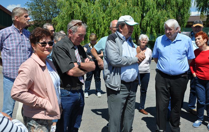 Auf dem Hof der Agrarproduktion &quot;Goldene Aue&quot;, Görsbach: (im Vordergrund von links) Susann Goldhammer, Vorsitzende des Landfrauenverbandes Thüringen und Geschäftsführerin des KBV Nordhausen, Walter Pfeifer Landsenior, Gerold Schmidt, Präsident des Landseniorenverbandes Thüringen und Armin Müller, Präsident des Verbandes Deutsche Landsenioren e.V.