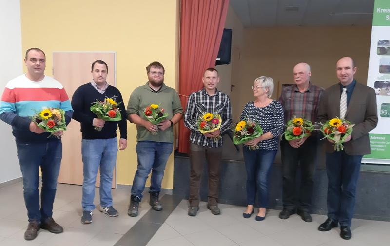 Neue Vorstand (v.l.): Wolfram Gräßer (Agrargenossenschaft Dobareuth eG), Michael Deuter (Agrofarm Knau eG), Matthias Dietzel (Agrar eG Remptendorf), Ronny Braunschweig (Agrargenossenschaft Hochland eG Gahma), Gabriele Fleßa (Landgenossenschaft Oppurg eG), Reinhard Metzner (Reinhardt und Konstanze Metzner GbR) und Gunnar Jungmichel (Agrarprodukte Ludwigshof eG). Nicht im Bild: Petra Hirsch (Landwirtschaft Hirsch GbR) und René Kolbe (Nebenerwerbslandwirt in Dittersdorf)
