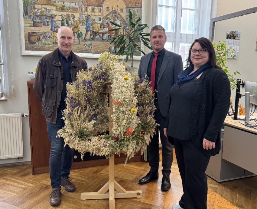 Erntekrone an Bürgermeister übergeben: Landeserntedankfest in Bad Frankenhausen ausgewertet